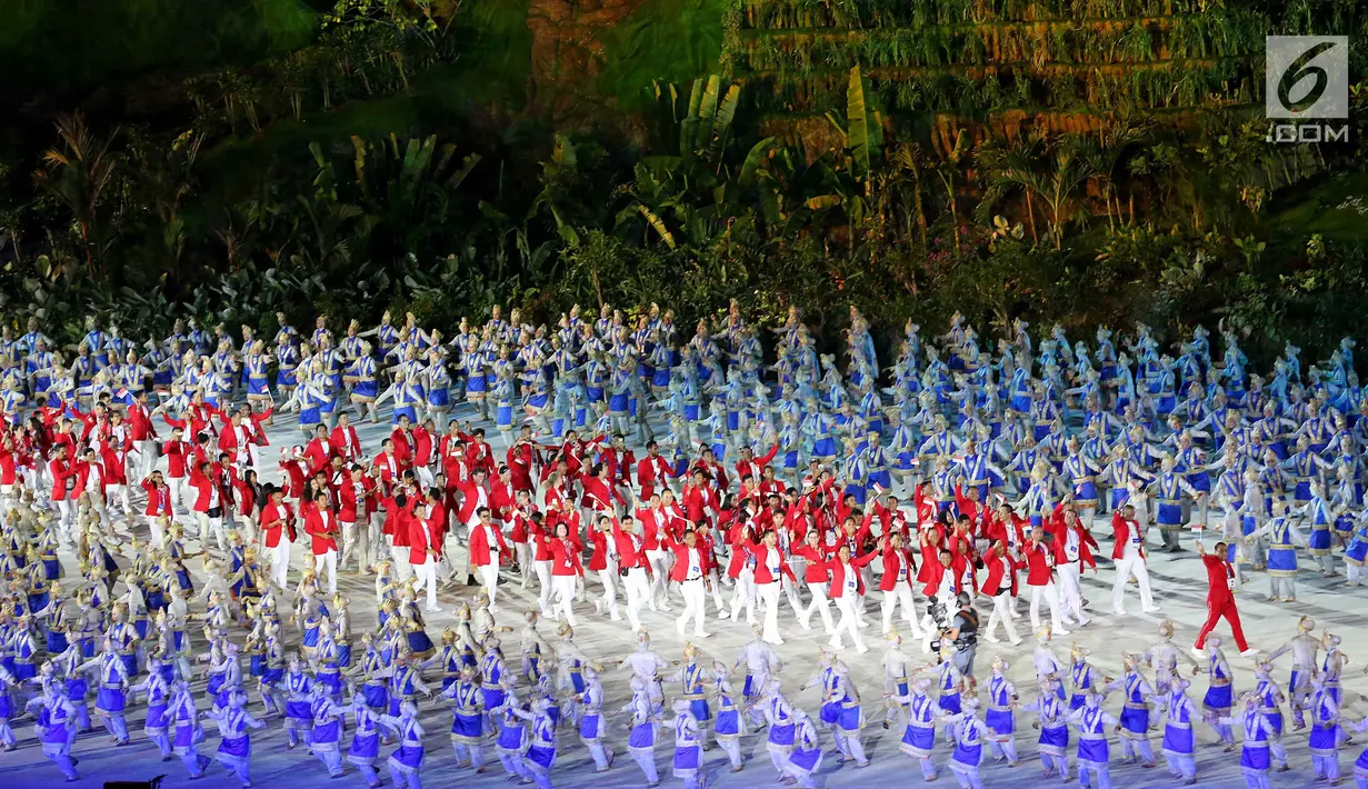 Atlet kontingen Indonesia memasuki stadion pada pembukaan Asian Games 2018 di Stadion Utama Gelora Bung Karno (SUGBK), Jakarta, Sabtu (18/8). Kontingen Indonesia mendapat sambutan meriah penonton yang hadir. (Liputan6.com/Ferbian Pradolo)