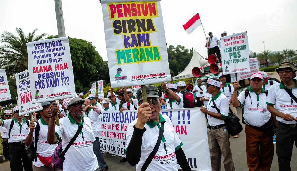 Massa yang tergabung dalam Forum Perjuangan Pensiun Perjan Pegadaian (FP3PP) menggelar aksi di depan Istana Negara, Jakarta, (25/10). Mereka menuntut pemerintah membayarkan pensiunan PNS Mantan PNS Perjan Pegadaian Depkeu. (Liputan6.com/Faizal Fanani)