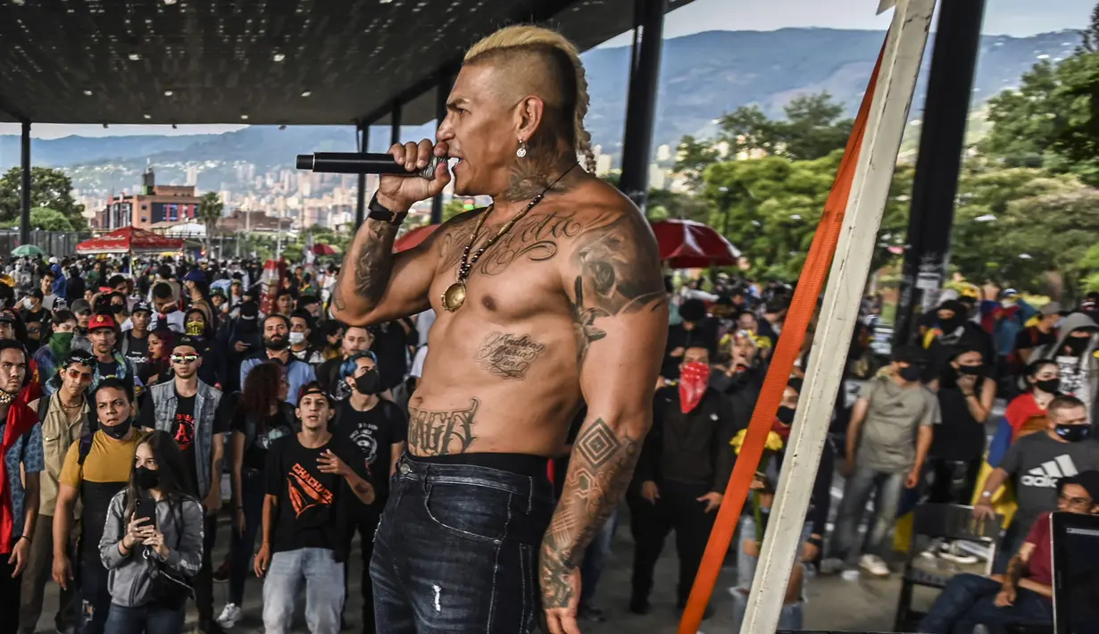 Musisi JKE dari grup rap Crew Peligrosos tampil selama protes melawan pemerintah Presiden Kolombia Ivan Duque, di Medellin, Kolombia (26/5/2021).  Secara resmi, 43 orang tewas dalam bentrokan sejak protes dimulai, awalnya menentang usulan pajak reformasi yang telah ditarik. (AFP/Joaquin Sarmiento)