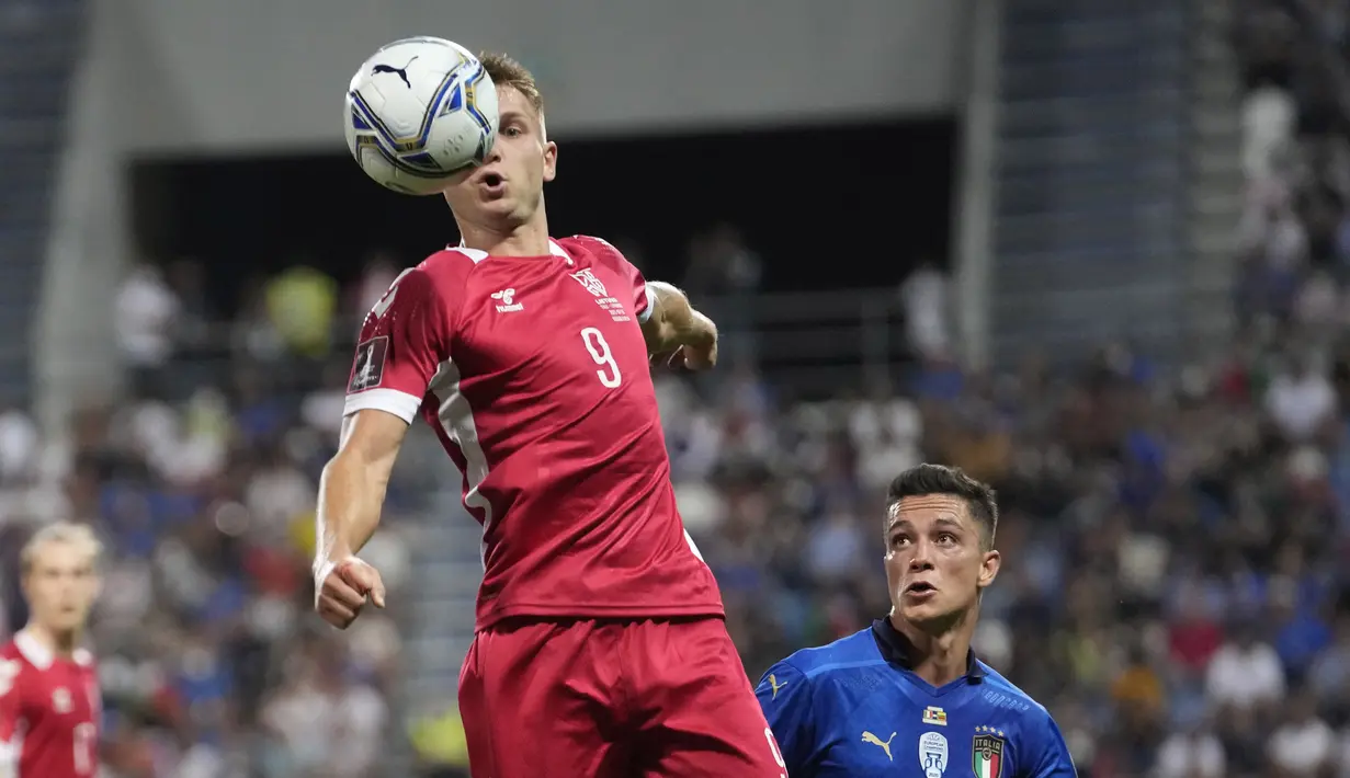 Pemain Lithuania,  Donatas Kazlauskas mengontrol bola dari kawalan penyerang Italia, Giacomo Raspadori pada grup C kualifikasi Piala Dunia 2022 di stadion Città del Tricolore, Italia (9/9/2021). Kemenangan ini membuat Italia berada di puncak klasemen Grup C dengan 14 poin. (AP Photo/Luca Bruno)