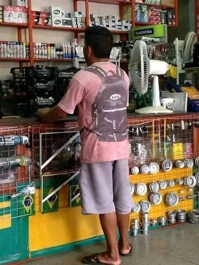 6 Gaya Pakaian Bapak-Bapak Ini Kelewat Unik, Bikin Ngakak