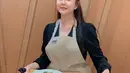 Sudah cocok jadi chef di rumah penggemar, gayanya ini langsung mencuri perhatian netizen. Tidak jarang netizen yang menggodanya bahwa ingin melamar Aura Kasih yang kini menjadi single mom. (Liputan6.com/IG/@aurakasih)