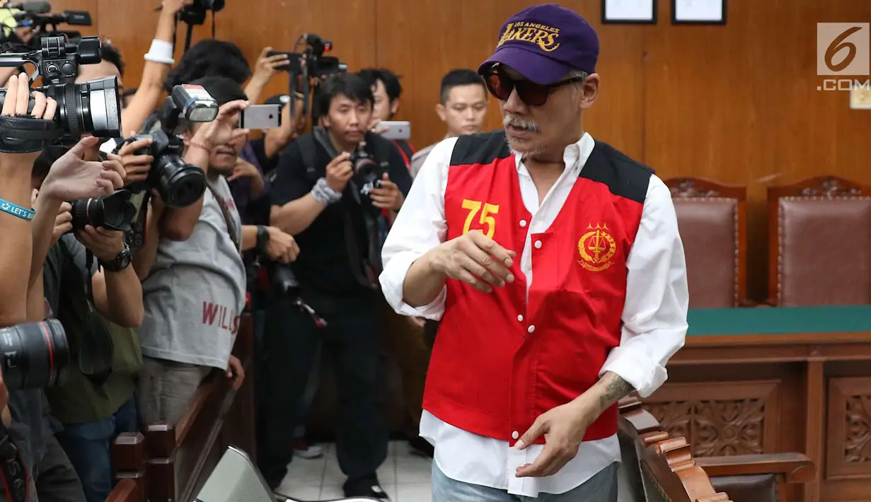 Terdakwa Tio Pakusadewo bersiap menjalani sidang putusan kasus kepemilikan narkoba di Pengadilan Negeri (PN) Jakarta Selatan, Selasa (24/7). (Liputan6.com/Immanuel Antonius)