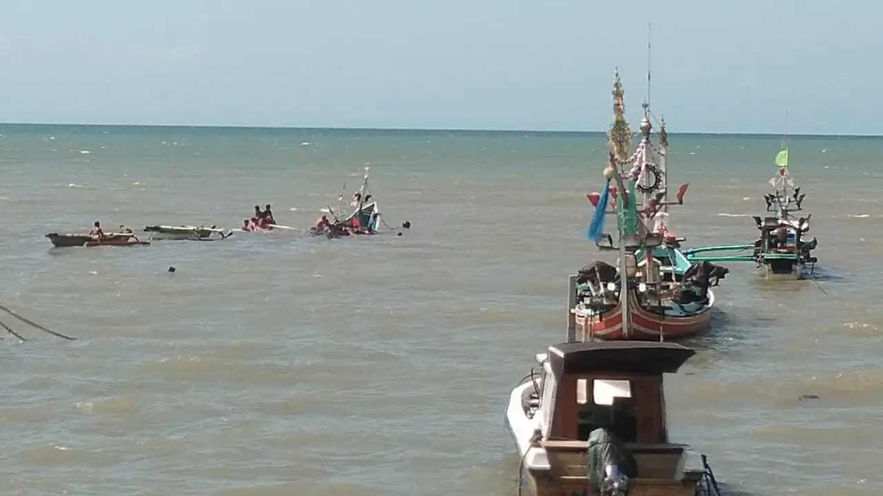 Perahu salah satu nelayan di Pantai Satelut Muncar Banyuwangi tenggelam akibat tergulung ombak (Istimewa)