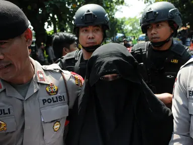 Kerabat Titus Igweh, Nila saat berkunjung ke Nusakambangan, Cilacap, Jawa Tengah, Kamis (28/7). Keluarga Titus Igweh  mengutuk keras tindakan pemerintah yang akan mengeksekusi mati Titus Igweh. (Liputan6.com/Helmi Afandi)