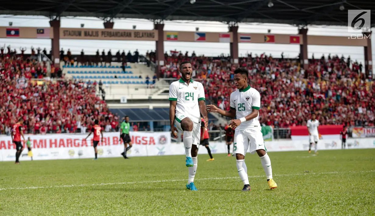 Penyerang timnas Indonesia, Marinus Mariyanto (kiri) melakukan selebrasi usai mencetak gol ke gawang Timor Leste pada laga ketiga grup B SEA Games 2017 di Stadion Selayang, Malaysia, Minggu (20/7). Indonesia unggul 1-0. (Liputan6.com/Faizal Fanani)