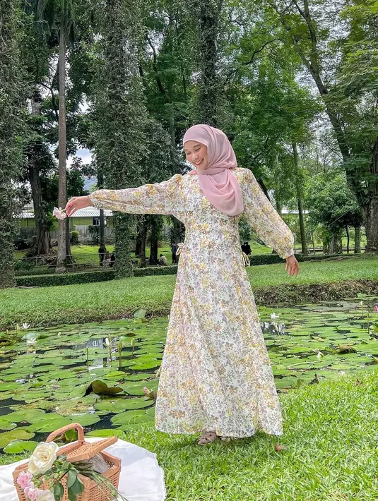 Tampil anggun dengan puffy dress motif floral warna pink pastel seperti tampilan selebgram Astri ini. [@nasariastri]