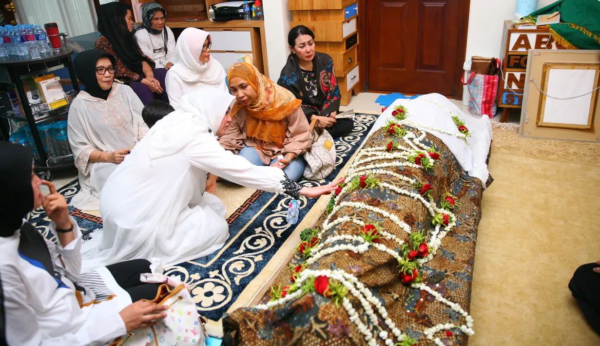 Suasana haru dan isak tangis dari keluarga dan sahabat Sys sering kali terdengar. Selama ini, almarhum dikenal dekat dengan siapapun dari berbagai kalangan. (Nurwahyunan/Bintang.com)