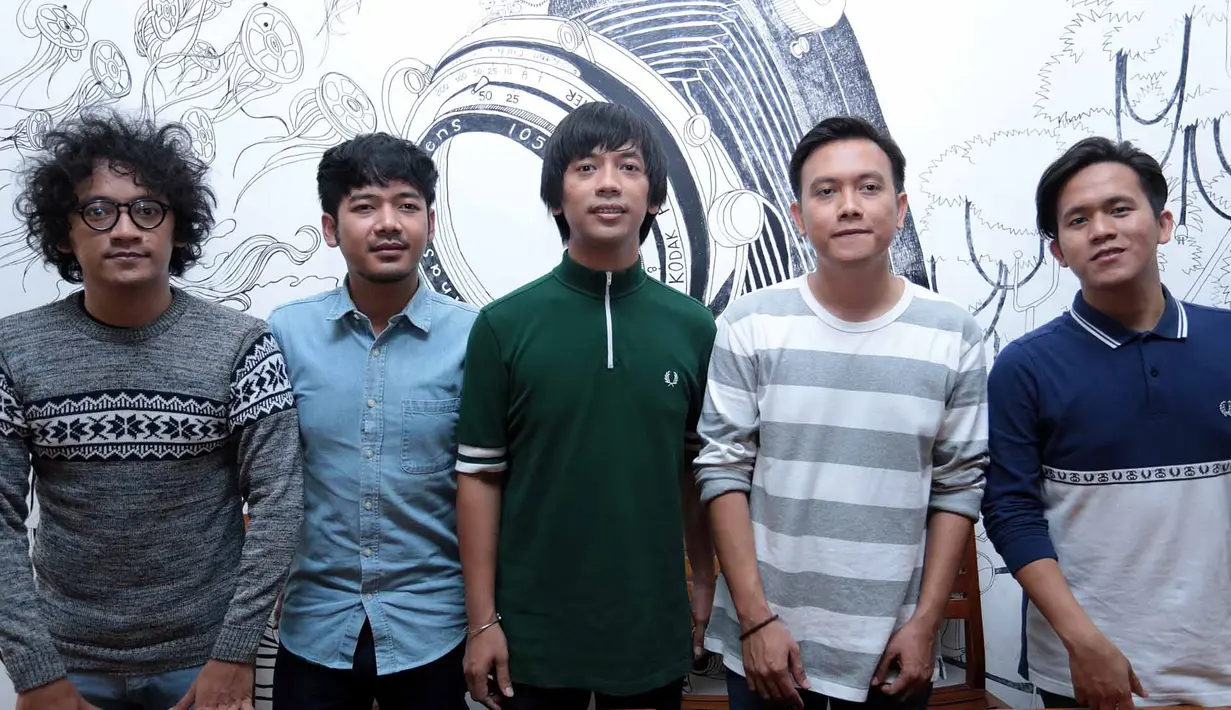 Syuting video klip lagu berjudul Tak Punya Nyali dari album terbaru milik D'Masiv di Bebek Renon, kawasan Bintaro, Jakarta Selatan, Rabu (6/9). Dalam penggarapannya ini, disutradarai Dimas Bojonegoro. (Deki Prayoga/Bintang.com)