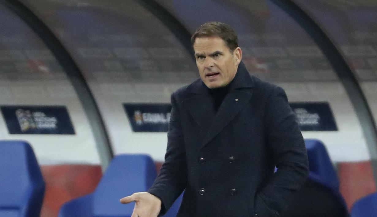 Pelatih Belanda, Frank de Boer menginstruksikan pemainnya saat bertanding melawan Polandia pada UEFA Nations League di Silesian Stadium, Polandia, Rabu (18/11/2020). Meski menang, De Oranje tetap tak lolos ke semifinal dengan mengoleksi 11 poin. (AP Photo/Czarek Sokolowski)