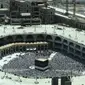 Umat Muslim melaksanakan salat dengan menghadap Kakbah di Masjidil Haram, Makkah, Arab Saudi, Kamis (16/8). Jutaan umat Islam dari berbagai negara semakin memadati Masjidil Haram menjelang puncak pelaksanaan ibadah haji. (AHMAD AL-RUBAYE / AFP)