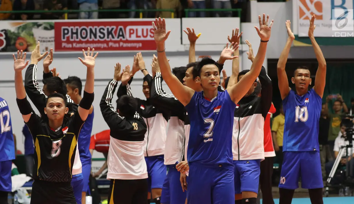 Pemain Timnas voli putra Indonesia mengangkat tangan merayakan kemenangan atas Qatar pada Kejuaraan Voli Asia 2017 di GOR Tri Dharma, Gresik, Rabu (26/7). Indonesia unggul 3-2 (24-26, 14-25, 25-20, 25-21, 15-11). (Liputan6.com/Helmi Fithriansyah)