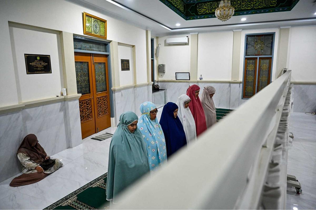 FOTO: Warga Aceh Sambut Gerhana Bulan Total dengan Shalat dan Observasi Langsung