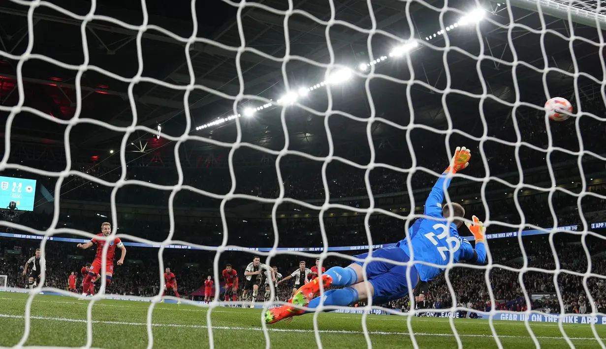 Inggris berbalik memimpin setelah Kane sukses menjadi algojo tendangan penalti usai Schlotterbeck menjatuhkan Bellingham di kotak terlarang. (AP/Alastair Grant)