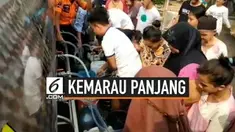 Akibat kekeringan, warga Ciampea, Bogor harus berebut air bersih yang diberikan pemerintah. Sebelumnya, warga sampai menggunakan air selokan untuk kebutuhan sehari-hari.