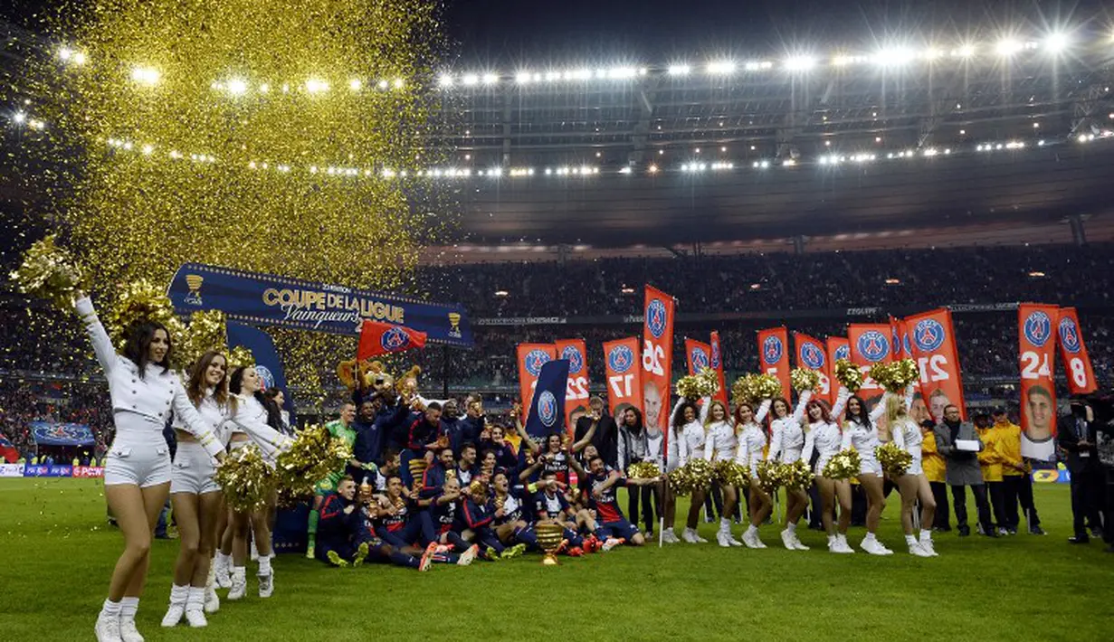 Seluruh pemain dan staf PSG merayakan kemenangan mereka, usai menjuarai Piala Liga Perancis, Sabtu (19/4/2014) (AFP Photo/Franck Fife).