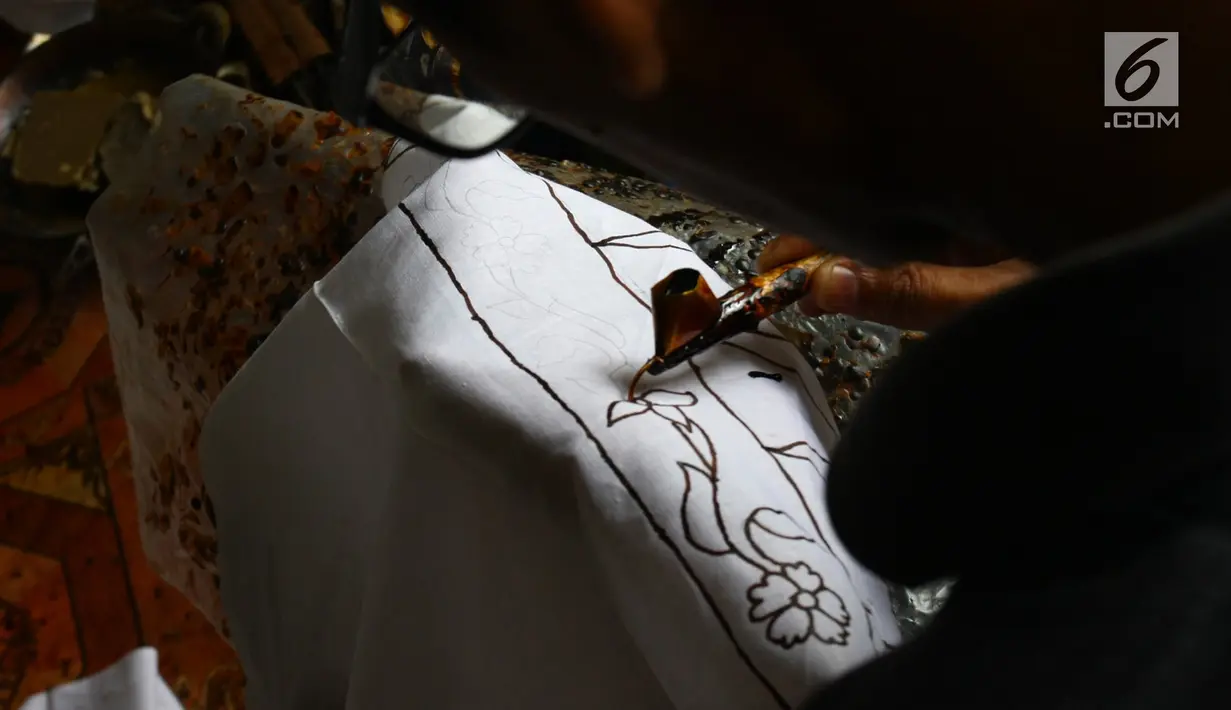 Perajin membuat pola batik bunga anggrek khas Tangerang Selatan pada kain di tempat pembuatan batik kawasan Pamulang, Minggu (21/10). Batik Tangsel ini sudah menembus pasar dunia seperti Makao, Kamboja, China, Hanoi dan Bangkok. (Merdeka.com/Arie Basuki)