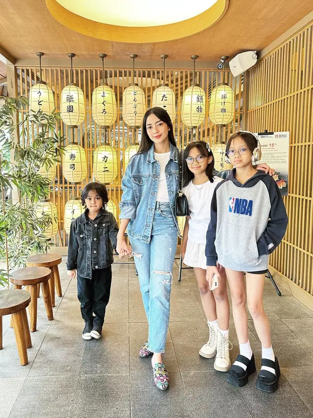 [Fimela] Ririn Dwi Ariyanti bersama anak-anak