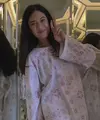 Dian juga mengenakan setelan modest bermotif dari atasan lengan panjang dipadukan celana panjang motif dan warna senada. [@therealdisastr]