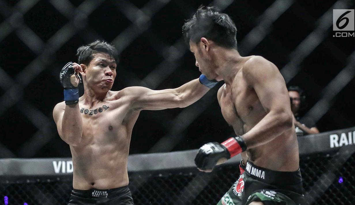 Dua petarung Indonesia, Arnol Batubara (kiri) berusaha meninju petarung  Rizki Umar (kanan) pada partai pertama dalam One Championship di Jakarta, Sabtu (20/1). Rizki Umar menang pada partai pertama One Championship. (Liputan6.com/Faizal Fanani)