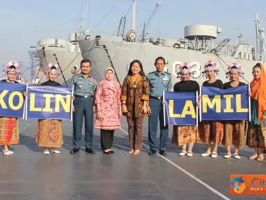 Citizen6, Cilangkap: PG Jalasenastri Kolinlamil menampilkan tarian khas Betawi Ondel-ondel dalam menyambut hari Kartini dan HUT Jalasenastri 2012, di lapangan Trisila Mabesal, Cilangkap, Jakarta Timur, Jumat (20/4). (Pengirim: Dispenkolinlamil)