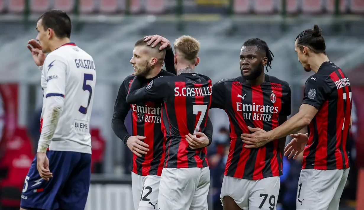 Penyerang AC Milan, Ante Rebic (kedua kiri) berselebrasi bersama rekan-rekannya usai mencetak gol ke gawang Crotone pada pertandingan lanjutan Liga Serie A Italia di stadion San Siro di Milan, Italia, Minggu (7/2/2021). Rebic mencetak dua gol dan mengantar Milan menang telak atas Crotone 4-0. (AP Ph