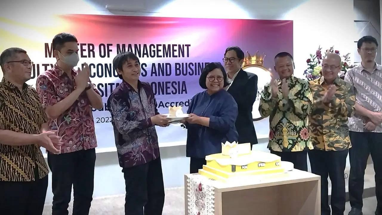FEB UI saat menerima penghargaan Double Crown pada raihan akreditasi dari Association of MBAs.
