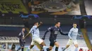 Bek Marseille, Florian Thauvin membawa bola dari hadangan penyerang Manchester City, Raheem Sterling pada pertandingan lanjutan Grup C Liga Champions di stadion Etihad di Manchester di London, Kamis (10/12/2020). City menang telak 3-0 atas Marseille. (AP Photo/Jon Super)