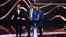 Penulis, komika, aktor Ernest Prakasa menerima penghargaan sebagai Penulis Skenario Terbaik. Chand Parwez produser film Ngenest mewakili Ernest menerima penghargaan. (Deki Prayoga/Bintang.com)