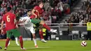 Petaka bagi Portugal hadir di menit ke-90. Tandukan Aleksandar Mitrovic ke tiang dekat usai menerima umpan silang Dusan Tadic gagal dihadang Rui Patricio. Serbia pun berbalik unggul 2-1. (AP/Armando Franca)