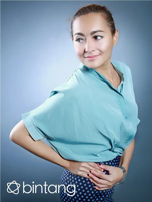 Sidang cerai yang kedua dengan agenda mediasi itu, ia juga pasrah karena suaminya tidak hadir. Kekecewaan terlihat usai menghadiri sidang. (Fotografer: Febio Hernanto, Digital Imaging: Muhammad Iqbal Nurfajri/Bintang.com)