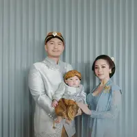 Penampilan layaknya keluarga bangsawan Jawa dari Nikita Willy dan Indra Priawan di Tedhak Sinten Baby Isaa (instagram/didietmaulana)