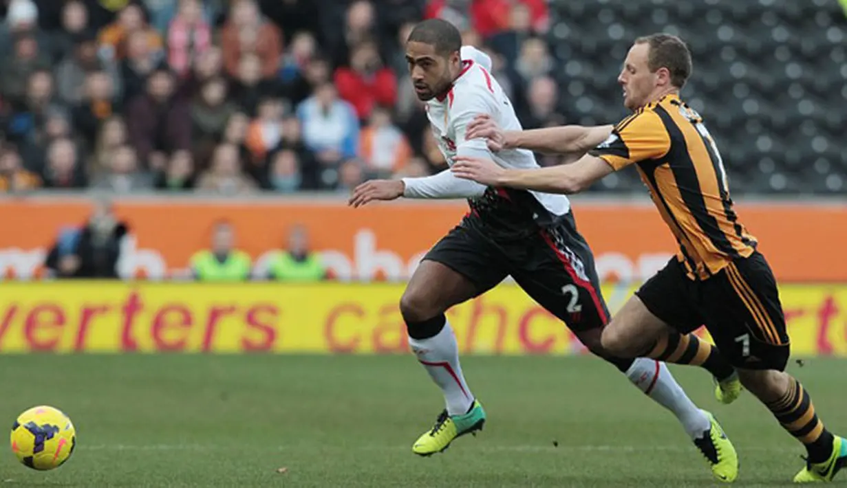 David Meyler dihadang Glen Johnson pada pertandingan sepak bola Liga Utama Inggris antara Hull City dan Liverpool di Stadion KC Hull pada Ahad (1/12/2013)(AFP/Lindsey Parnaby).