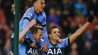 Dele Alli, Harry Kane, dan Erik Lamela merayakan gol Tottenham Hotspur ke gawang Stoke City dalam lanjutan Liga Inggris di Britannia Stadium, Selasa dinihari WIB (19/4/2016). (Liputan6.com/Reuters / Darren Staples Livepic )