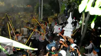 Petugas memukuli massa Aksi Damai 4 November saat terlibat bentrok, Jakarta, Jumat (4/11). Belum diketahui apa yang menyebabkan terjadinya bentrokan dari aksi yang awalnya damai ini. (Liputan6.com/Angga Yuniar)