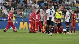Laga Udinese vs AS Roma harus berhenti di menit ke-81 karena pemain Giallorossi, Evan Ndicka, kolaps di lapangan. (Andrea Bressanutti/LaPresse via AP)