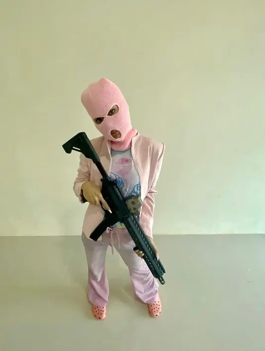 6. Baru-baru ini, Widi jadi sorotan karena manggung sambil pakai topeng maling seperti ini.(Instagram/_widikidiw_).