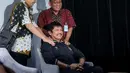 <p>Direktur Teknik PSSI, Indra Sjafri mendapatkan pijatan dari terapis setelah memberikan keterangan kepada media terkait kondisi terbaru Timnas Indonesia U-17 selama Piala Dunia U-17 yang berlangsung di Information Center Piala Dunia U-17, Grand Swiss-Belhotel, Jalan Bintoro, Surabaya, Sabtu (11/11/2023). (Bola.com/Bagaskara Lazuardi)</p>