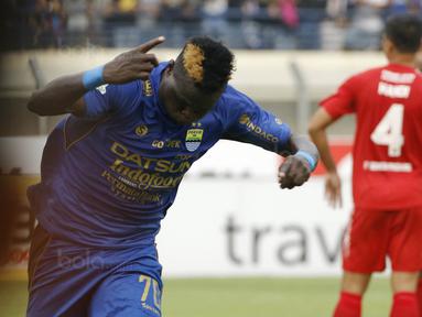 Striker Persib, Ezechiel N'Douassel, melakukan selebrasi usai mencetak gol ke gawang Semen Padang pada laga Liga 1 Indonesia di Stadion Si Jalak Harupat, Bandung, Sabtu, (9/9/2017). Persib ditahan imbang 2-2 oleh Semen Padang. (Bola.com/M Iqbal Ichsan)