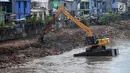 Alat berat mengeruk endapan material lumpur dari Kanal Banjir Barat di Kawasan Roxy, Jakarta, Sabtu (21/4). Selain mencegah pendangkalan, pengerukan juga dilakukan untuk mengantisipasi banjir. (Merdeka.com/Imam Buhori)