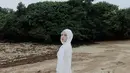 Aghnia Punjabi mengunggah potret liburan terbarunya. Di salah satu momen, Aghnia tampil cantik mengenakan outfit white on white. [Foto: Instagram/emyaghnia]