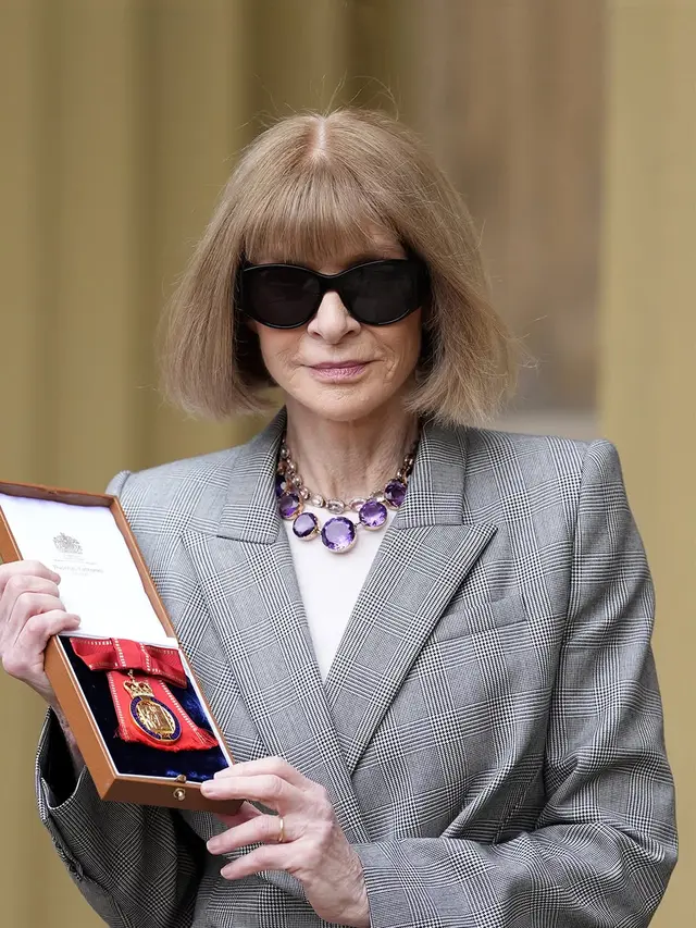 Anna Wintour Dapat Gelar Kehormatan dari Kerajaan Inggris, Tampil Formal dengan Busana Serba Abu-Abu