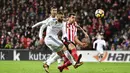 Striker Real Madrid, Karim Benzema, melepaskan tendangan ke gawang Athletic Bilbao pada laga La Liga di Stadion San Mames, Sabtu (2/12/2017). Real Madrid bermain imbang 0-0 dengan Athletic Bilbao. (AP/Alvaro Barrientos)