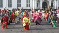 Masyarakat saat mengikuti flashmob Tari Cokek di kawasan Kota Tua, Jakarta, Minggu (18/8/2019). Kegiatan ini digelar dalam rangka memeriahkan perayaan HUT ke-74 Republik Indonesia sekaligus melestarikan tari asal Betawi tersebut. (merdeka.com/Iqbal S. Nugroho)