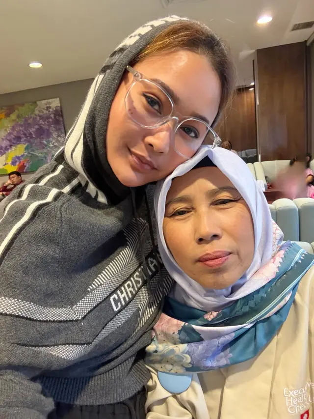 Potret Ibunda Inul Daratista yang Awet Muda