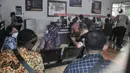 Keluarga korban saat mendatangi posko crisis center di Lapas Kelas I Tangerang, Rabu (8/9/2021). Pasca kebakaran yang melanda Lapas Tangerang, sejumlah keluarga korban mulai berdatangan ke posko crisis center untuk kepentingan identifikasi. (Liputan6.com/Iqbal S Nugroho)