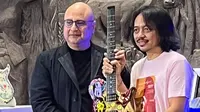 Dewa Budjana Lelang Gitar Seharga 2 M untuk Donasi Kanker Payudara, Laku Terjual kepada Irwan Mussry. (instagram.com/dewabudjana)