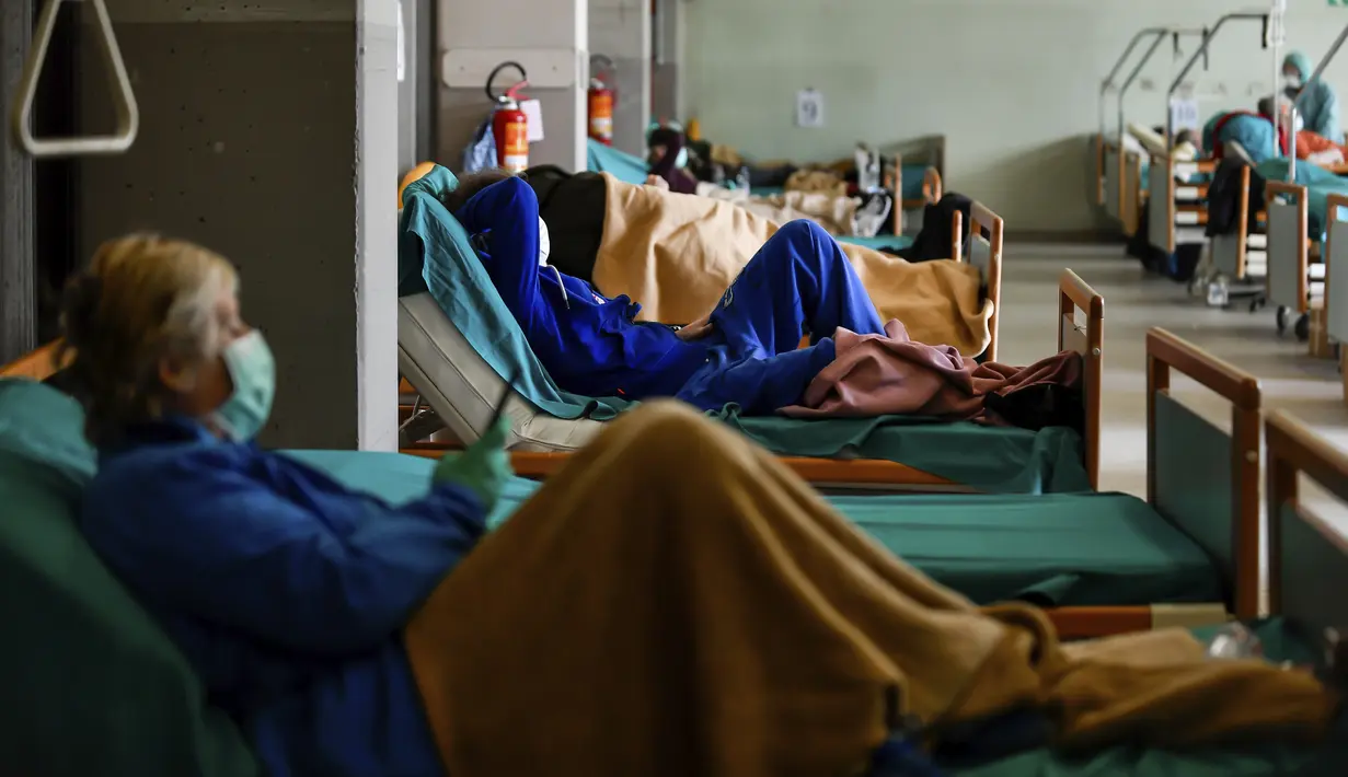 Pasien menjalani evaluasi pertama di rumah sakit darurat di Brescia, Italia, Selasa (17/3/2020). Jumlah kematian akibat virus corona COVID-19 di Italia telah mencapai 3.405, lebih banyak dari China. (Claudio Furlan/LaPresse via AP)