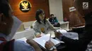 Pengemudi taksi online menyerahkan permohonan uji materi UU Lalu Lintas dan Angkutan Jalan ke Mahkamah Konstitusi (MK), Jakarta, Rabu (14/3). Mereka meminta MK mengkaji aturan bagi pengguna GPS di HP akan dikenai sanksi tilang. (Liputan6.com/Angga Yuniar)