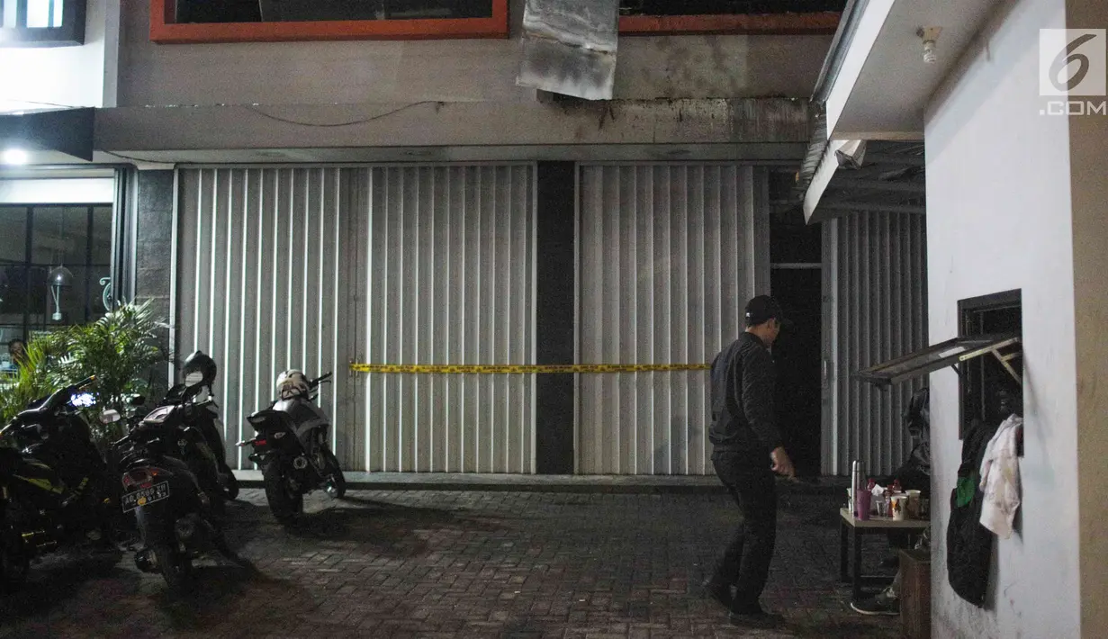 Garis polisi melintang di Restoran Geprek Bensu pasca kebakaran di Jalan Fatmawati, Jakarta Selatan, Rabu (31/1/2019). Bangunan 3 lantai tersebut terbakar sekitar pukul 14.21 dan berhasil dipadamkan dengan 13 unit mobil pemadam. (Liputan6.com/Faizal Fanani)